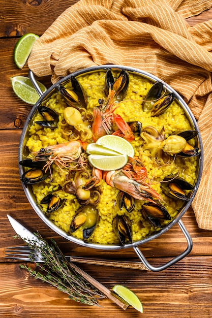 Paella de mariscos con langostinos o gambas y mejillones