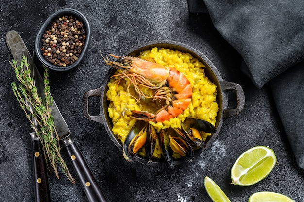 Paella de mariscos con langostinos o gambas y mejillones