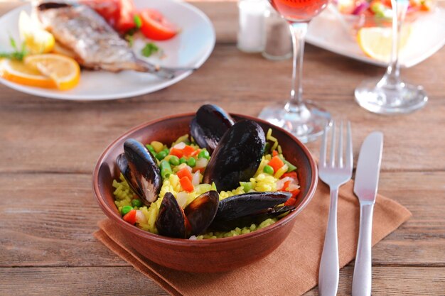 Paella de mariscos en un plato en primer plano de la mesa