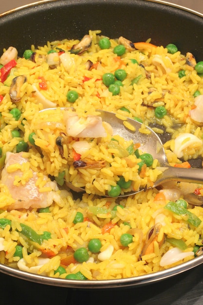 Paella mit Fisch und Fleisch