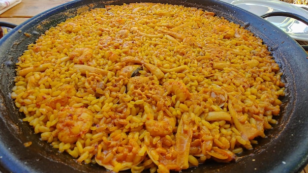 Paella mit Garnelen und Garnelen in einer Pfanne