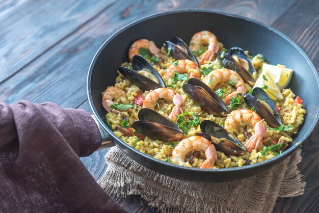 Paella mit Meeresfrüchten in der Pfanne