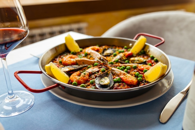 Paella de plato de arroz nacional español con mariscos en una sartén