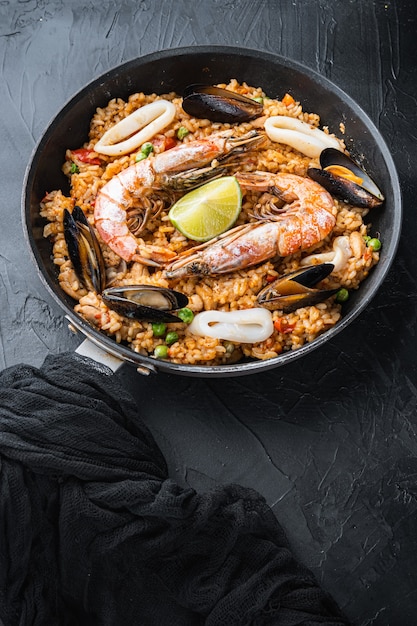 Paella de pollo y mariscos con arroz en sartén