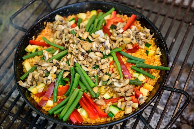 Paella preparada en estufa improvisada