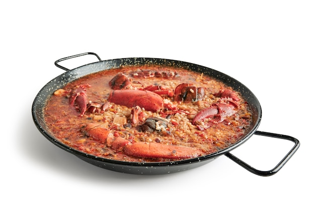 Paella tradicional española con bogavante