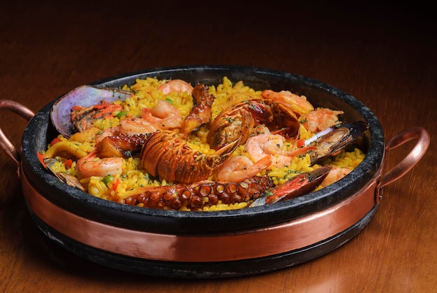 Paella tradicional española con marisco en mesa de madera Cocina española