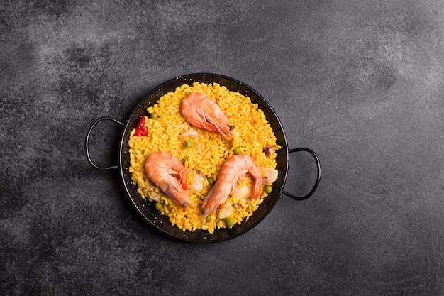 Paella tradicional española con mariscos. preparado en sartén tradicional