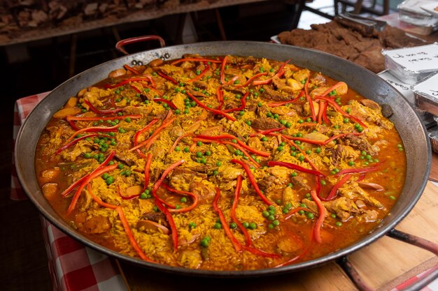 Paella tradicional española de mariscos en una sartén grande con verduras