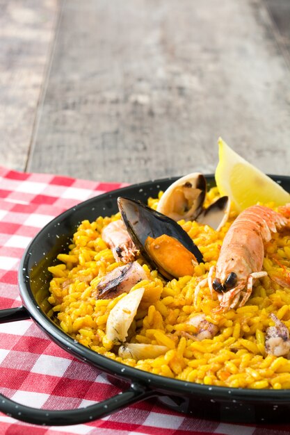 Paella tradicional española de mariscos