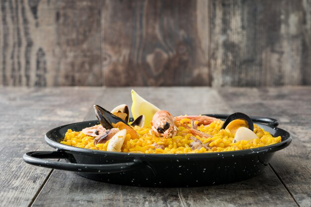 Paella tradicional española de mariscos