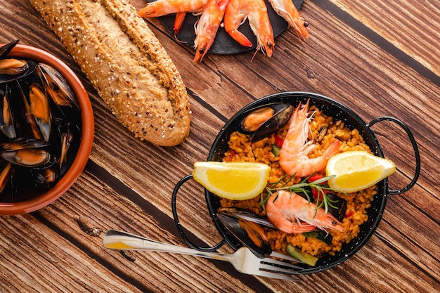 Paella traditionelles spanisches essen, serviert auf tapa-teller