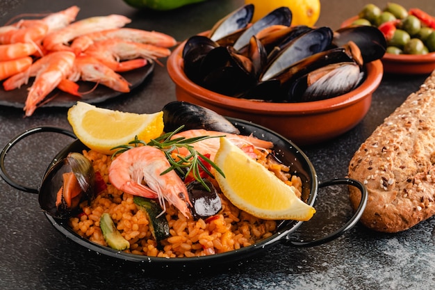 Paella traditionelles spanisches Essen, serviert auf Tapa-Teller