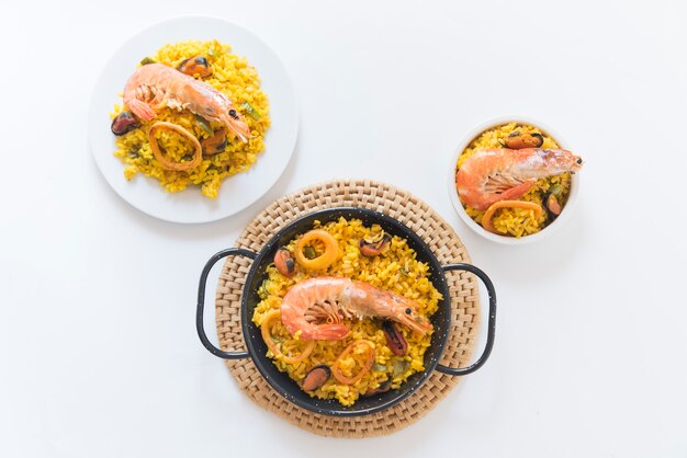 Paella typisch spanisches Essen auf Weiß