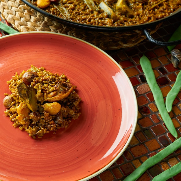 Foto paella valenciana com frango e coelho