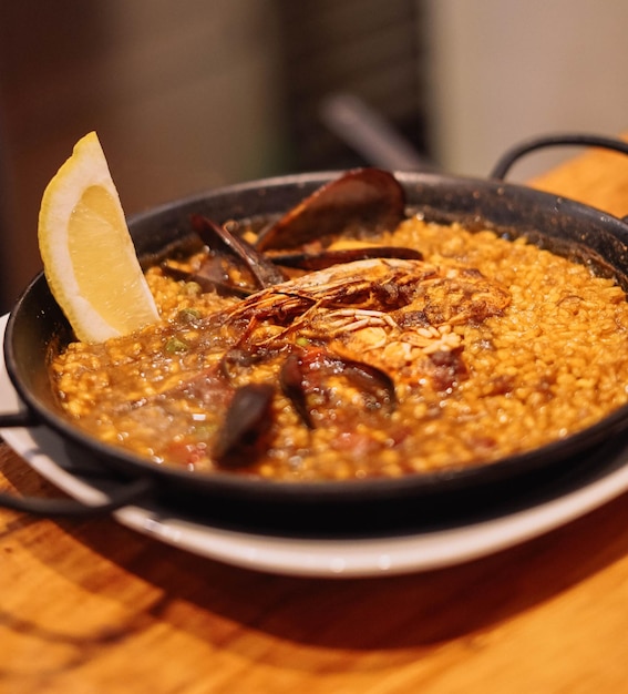 Paella valenciana típica com frango de arroz e frutos do mar