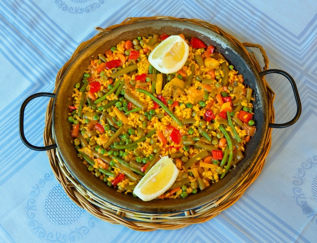 Paella vegan com arroz e alguns legumes.