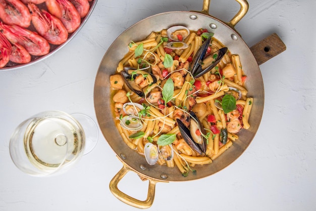 Paellagericht und Meeresfrüchte mit sehr leckerer Paella mit Meeresfrüchten in der Pfanne und anderen Zutaten
