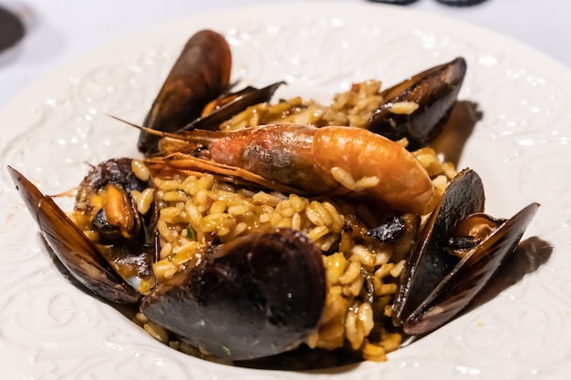 Paellas de marisco, cocina mediterránea tradicional española. Arroz con mejillones, gambas y calamares