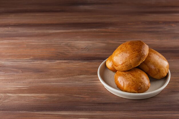 Pães assados em um prato. Orientação horizontal, copie o espaço.