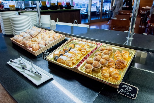 Pães buffet de café da manhã no restaurante do hotel