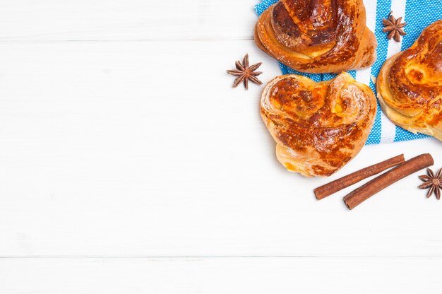 Pães caseiros com paus de canela. Copie o espaço