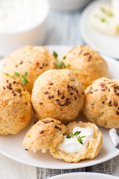 Pães caseiros de queijo com sementes de linho