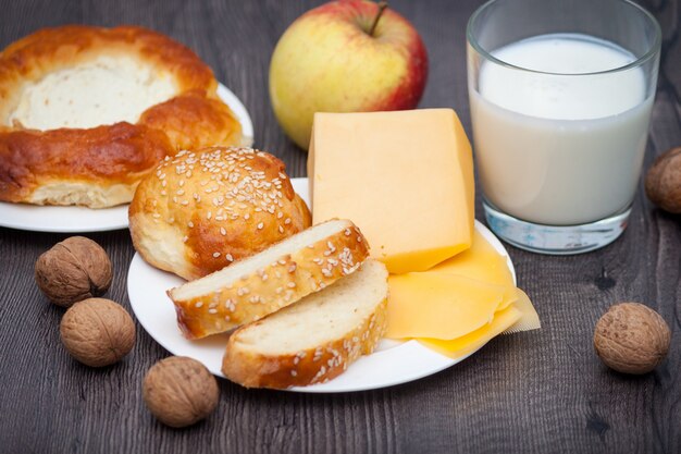 Pães caseiros frescos com gergelim e queijo