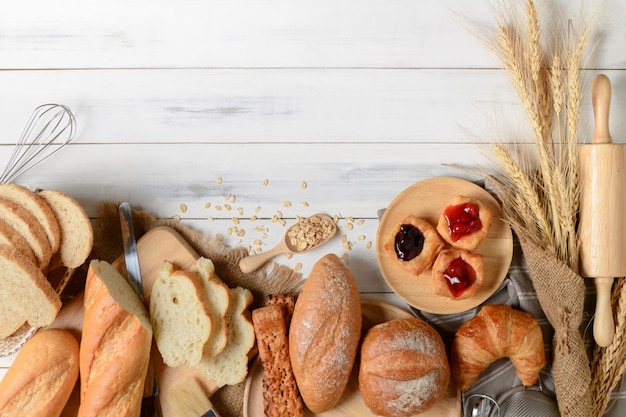 Pães caseiros ou pão, croissant e padaria