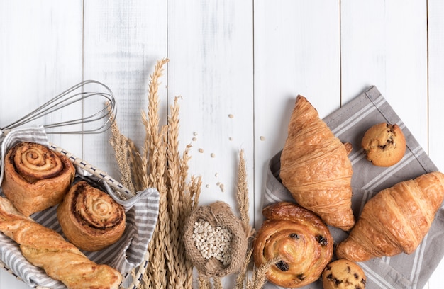 Pães caseiros ou pão no fundo de madeira