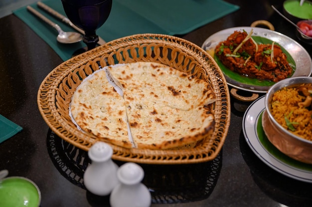 Foto pães chapati na cesta com comida indiana