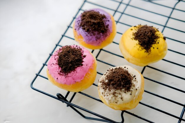 Foto pães cobertos de geleia colorida e chocolate em pó