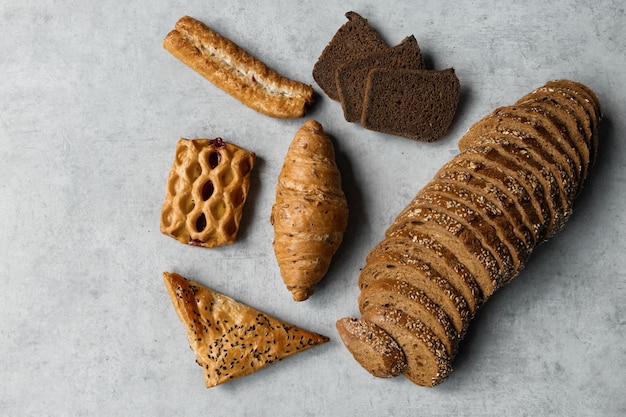 Pães crocantes rústicos de padaria e pãezinhos em preto