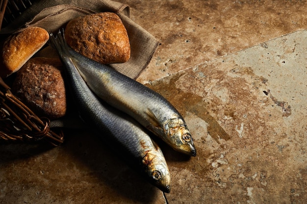 Pães de fundo do cristianismo e dois peixes em uma cesta