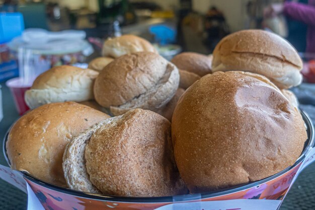 Pães de hambúrguer variados para festa de churrasco de fim de semana