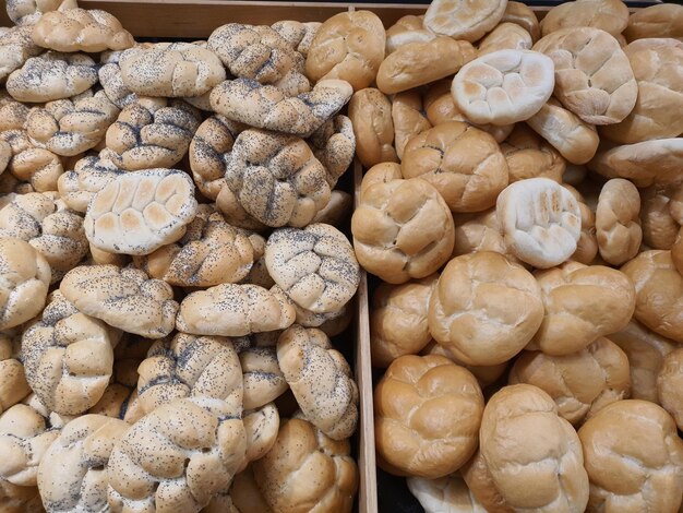Pães de houska checos tradicionais frescos usuais e com sementes de papoila na padaria