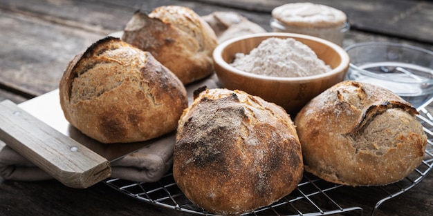 Pães de pão caseiro recém-assados