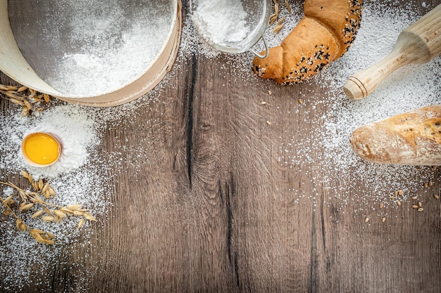 Pães de pastelaria fresca cesta de vime estilo rústico padaria trigo