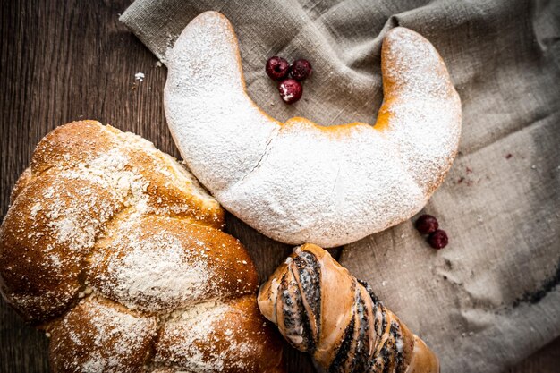 Pães de pastelaria fresca cesta de vime estilo rústico padaria trigo