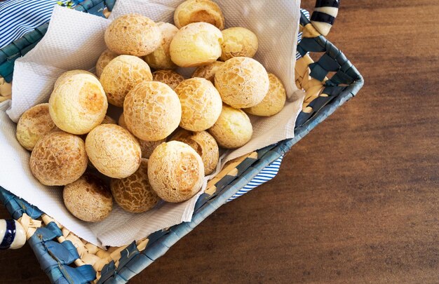 Pães de queijo em uma cesta retangular