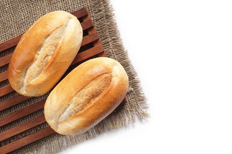 Pães de trigo em uma placa de madeira