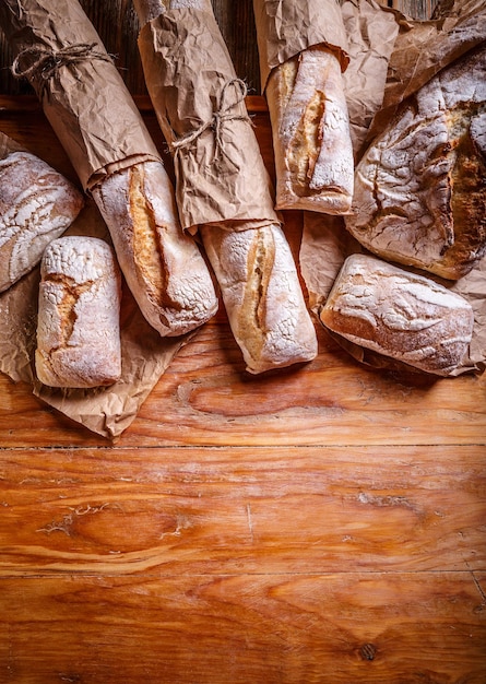 Pães deliciosos acabados de cozer