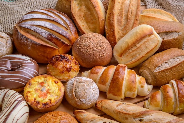 Foto pães diversos tipos de pães brasileiros produtos de panificação