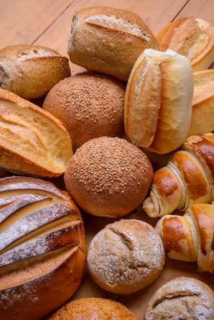 Foto pães diversos tipos de pães brasileiros produtos de panificação