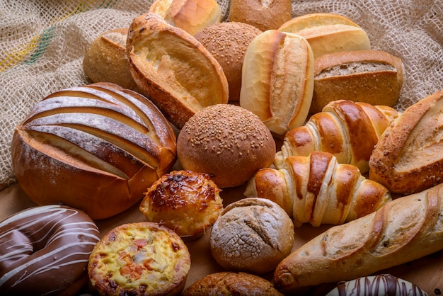 Foto pães diversos tipos de pães brasileiros produtos de panificação