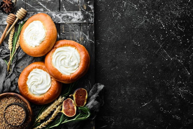 Pães doces de padaria com queijo cottage cozimento de centeio e farinha vista superior estilo rústico