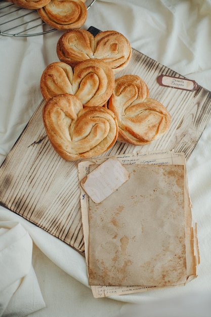 pães doces em forma de coração com açúcar na mesa