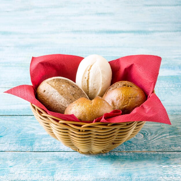 Pães em uma cesta na mesa