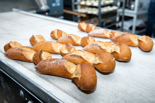 Pães franceses retirados do forno