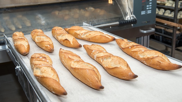 Pães franceses retirados do forno